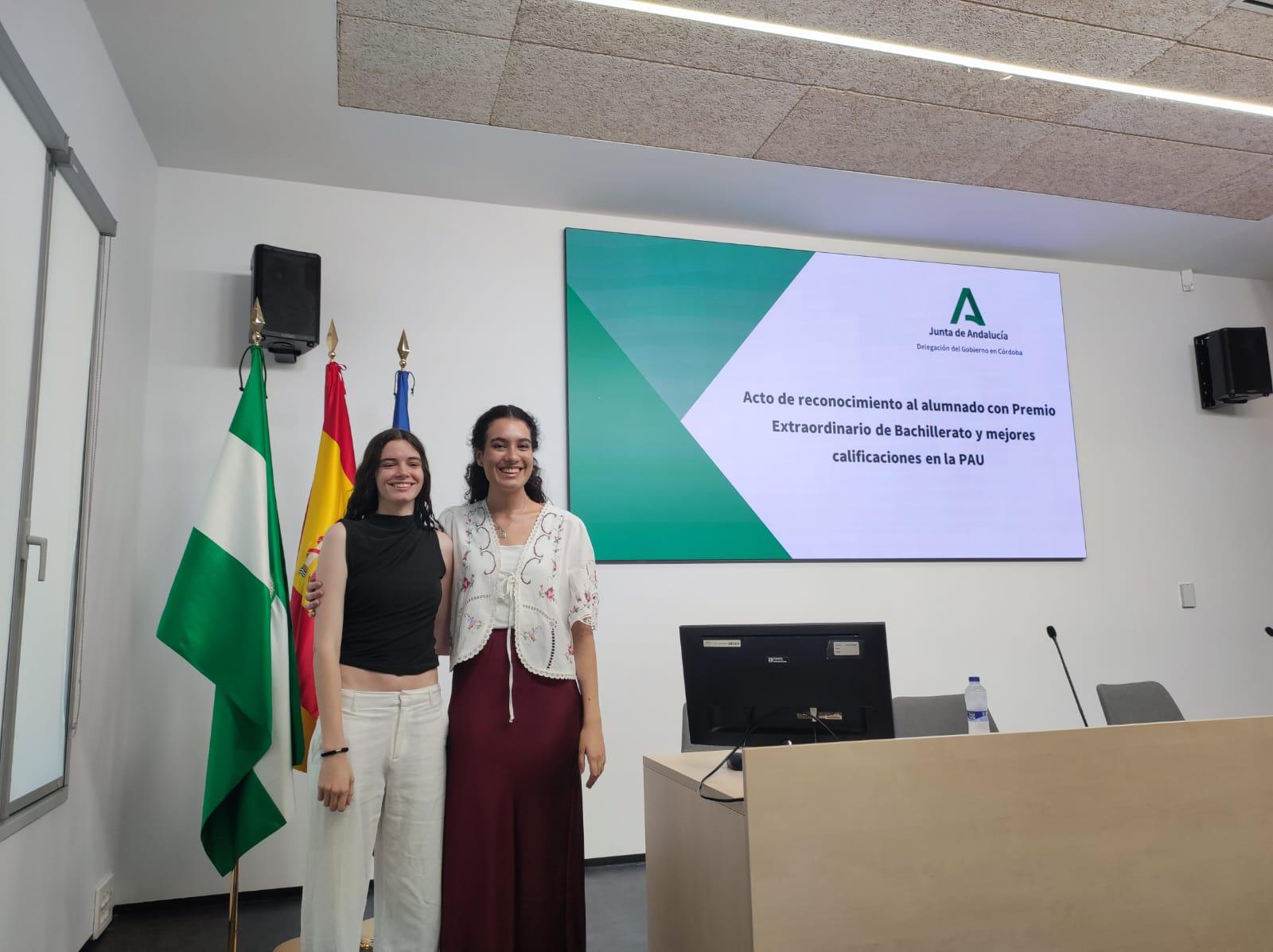 ¡Orgullo en el IES Medina Azahara!:Candela León y  Emilia Sánchez-Carrasco y obtienen el Premio Extraordinario de Bachillerato